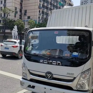 路树斜着生长  货车不慎被卡