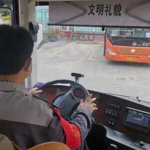 争分夺秒!公交车秒变“救护车”