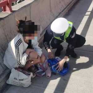 女子抱小孩欲跳桥  好在交警及时施救