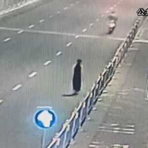 女子深夜欲跳桥  危急时刻被救下