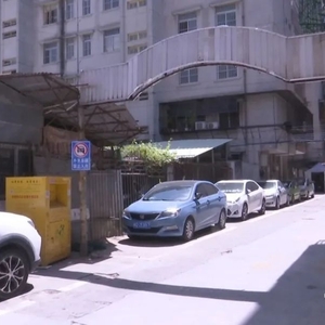 楼下泊位停车  为何遭贴纸“警告”?
