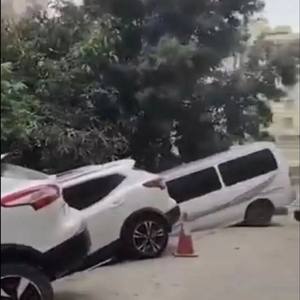 沟边路面出现下沉  数辆小车陷入其中