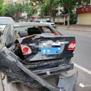 路边公共泊位  停满破旧车辆