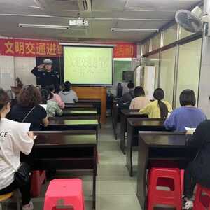 龙湖交警开展文明交通进驾校“五个一”宣教活动