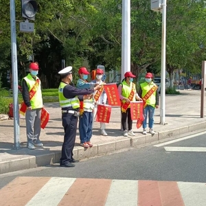 参与交通劝导,共同维护城市良好道路交通秩序