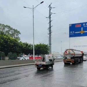 车辆追尾驾驶员昏迷  民警破窗救人