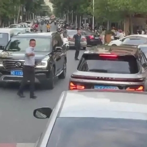 网友怒赞!消防车出警遇堵,濠江“衬衣哥”果断出手