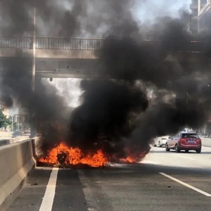 货车路上行驶  货物突然起火