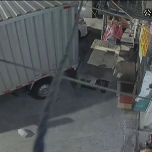 夜盗三轮车  男子六分钟剪断五个锁