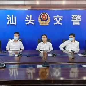 曾风保市长带队到交警支队指挥中心检查节日道路交通安保工作,并看望慰问坚守岗位的民警辅警