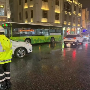 节日我在岗 | 风雨里,交警蜀黍用这样独特的方式“度假”……