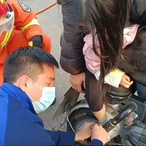 电动车“咬住”女孩脚  消防部门迅速施救