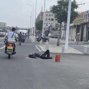 老汉横卧地上   幸获及时救助