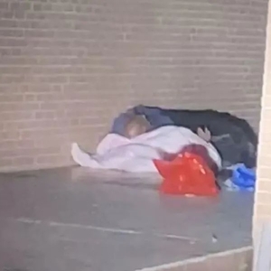 老人躺倒在公园  义工热心来救助