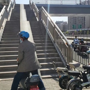 黄河—庐山路口南北向封闭  摩托车与非机动车怎么过?