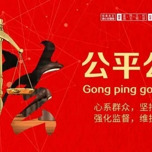 淤泥洒漏污染道路并引发交通事故,惊险!多部门联合追查现场逃逸肇事车辆,严罚!