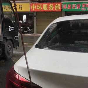 疑钢筋高空坠落    刺穿小车“心惊惊”