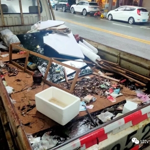 “僵尸货车”停路边  数月后变“垃圾车”