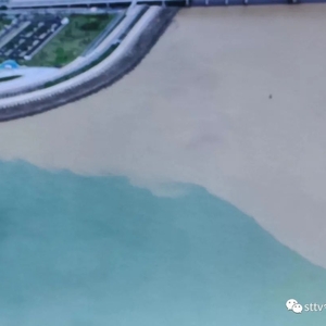 韩江洪水入海流  “泾渭分明”现奇观