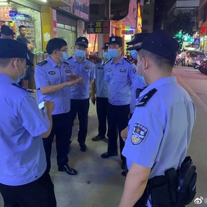 6月22日晚,龙湖警方在全区开展统一清查打击行动