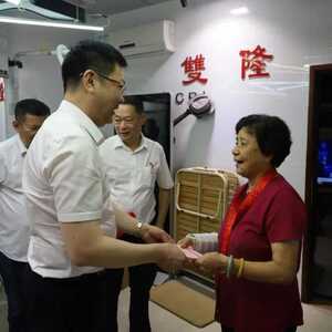 潮南区纪委监委主要领导到陈店镇开展走访慰问活动并上专题党课