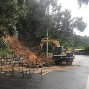 灵山寺附近一处公路发生山体滑坡