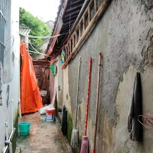墙体雨中垮塌  存隐患待排除