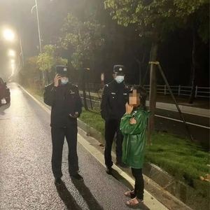 濠江警方在夜间巡逻时救助一名走失老人