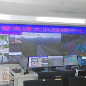 男子推车上高速  隧道内被撞昏迷
