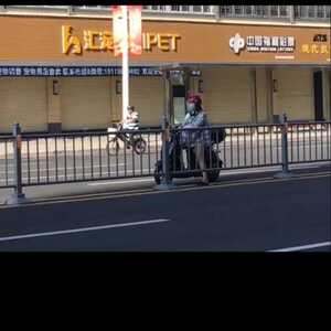 汕头交警:“避晒式”等红灯,实在不可取!