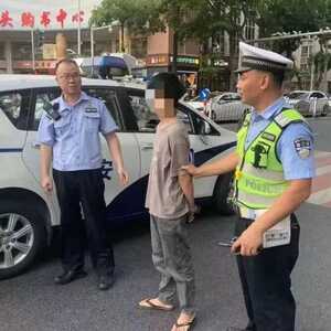 交警路面执勤  意外查获“在逃”人员