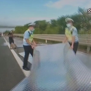 惊险!近百片钢板掉落在高速路上