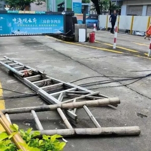 电缆线垂落  通行存隐患