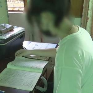 发放爱心助学金 点亮学子大学梦