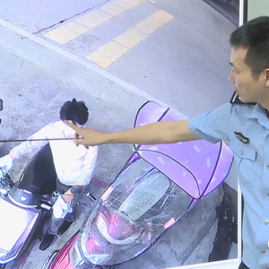 男子戴假发  偷电动车被抓