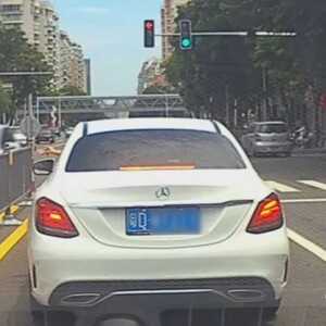 车窗抛杂物   “弹指间”丢了文明