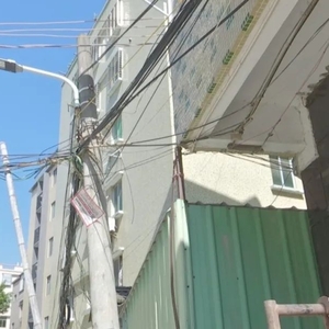 电线杆根部断裂  存隐患需消除