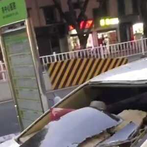 公交站旁外墙剥落   砸中楼下一小汽车