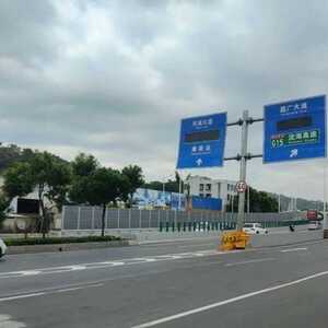 疑多次遭撞击  路牌标杆倾斜