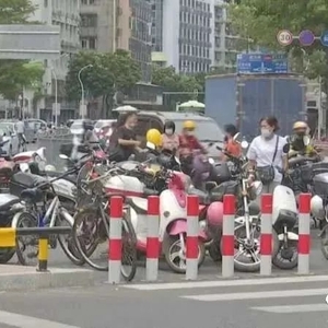 “安全岛”变“停车场”   有碍观瞻阻通行