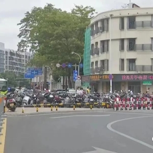 “安全岛”变“停车场”   交警部门作整治