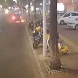 小车路上突起火  公交司机助扑救