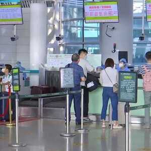 国庆假期首日:客流车流现高峰  疫情防控不松劲