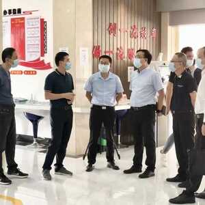 国办电子政务办徐云主任、省政务服务数据管理局李松渊主任带队到龙湖区调研政务服务向基层延伸情况