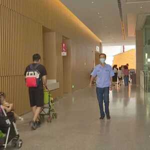 女孩身体不适   保安员暖心相助