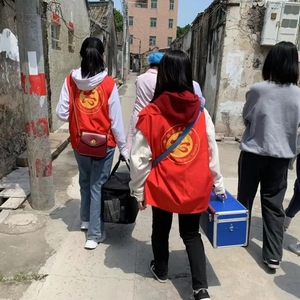 敲门入户暖民心 接种疫苗解民忧——龙湖区政务服务数据管理局协助开展疫苗接种入户宣传工作