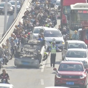 疑遭碰撞翻车  三驾乘人员受伤