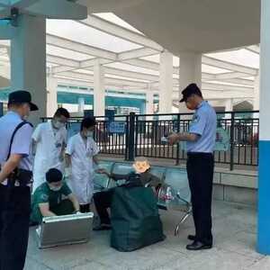 老人身体不适   民警及时救助