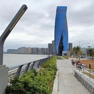 海边护栏遭破坏    有碍观瞻存隐患
