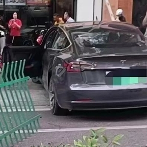 惊险!小车撞坏隔离栏冲过绿化带